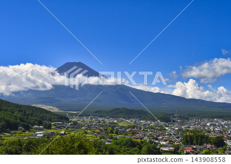 【山梨縣】從瀨戶山展望台眺望富士山的夏日景色 【山梨縣】從瀨戶山展望台眺望富士山的夏日景色 143908558
