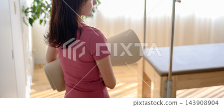 走與瑜伽席子的婦女 走與瑜伽席子的婦女 143908904