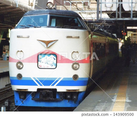 一列489系交流/直流特快列車「白山號」（塗裝為白山號）停靠在JR大宮站。 143909500