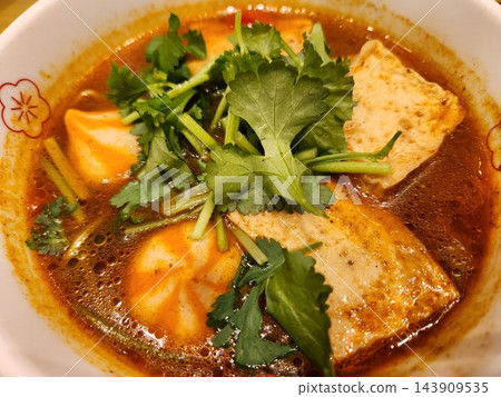 辣湯麵,撒上香菜 辣湯麵,撒上香菜 143909535
