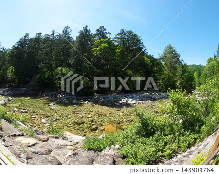 陽光灑滿山谷,綠樹成蔭,溪水清澈見底,景色宜人。 陽光灑滿山谷,綠樹成蔭,溪水清澈見底,景色宜人。 143909764