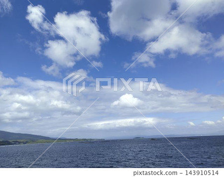 平靜的海面和地平線，藍天白雲。 143910514