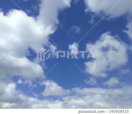 背景圖片為晴朗的藍天和白色的夏日雲朵。 背景圖片為晴朗的藍天和白色的夏日雲朵。 143910515