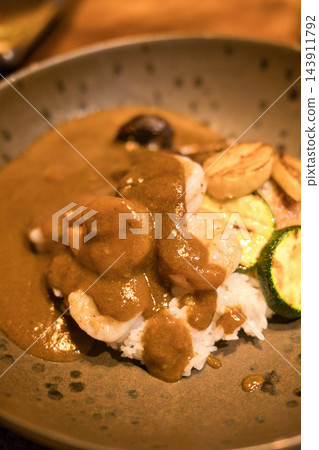 特製咖哩飯,配蝦仁和烤蔬菜 特製咖哩飯,配蝦仁和烤蔬菜 143911792