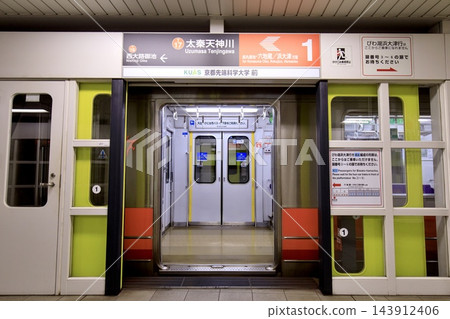 京都市營地鐵東西線50系列車停靠渦正天神川站。 143912406