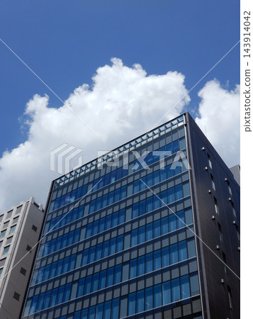 秋日藍天下,辦公大樓林立。 秋日藍天下,辦公大樓林立。 143914042