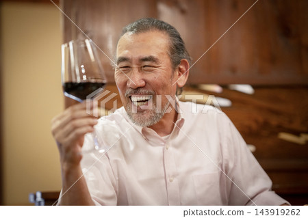 老人們正在享用紅酒 143919262