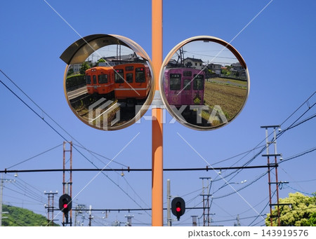 三列火車並排停放，倒映在鏡子裡（川戶站，市端電鐵） 143919576