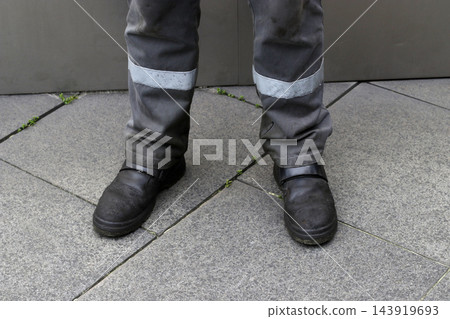 Fireproof suit to work under hazardous conditions 143919693