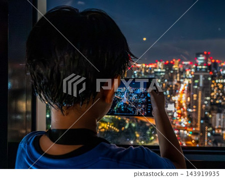 一名男子正在拍攝夜景 143919935