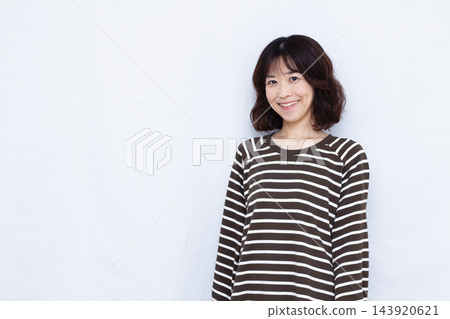 一個女人帶著微笑 143920621