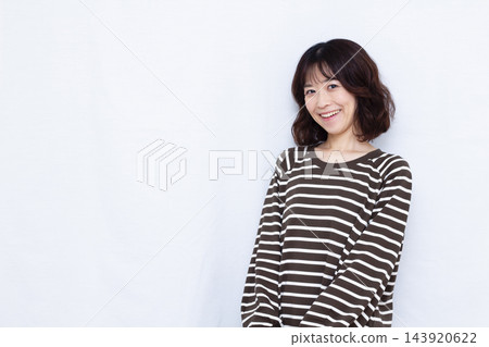 一個女人帶著微笑 143920622
