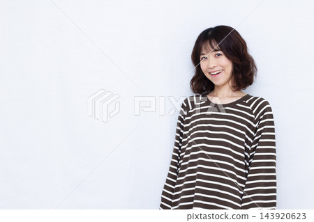 一個女人帶著微笑 143920623