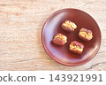 baked crispy walnut peel out arranging in plate on table 143921991