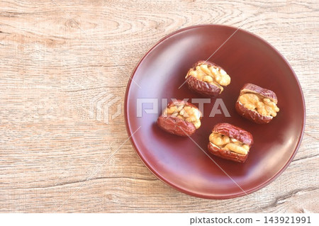 baked crispy walnut peel out arranging in plate on table baked crispy walnut peel out arranging in plate on table 143921991