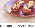 baked crispy walnut peel out arranging in plate on table 143921992