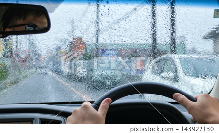 雨中駕車的男子 143922130
