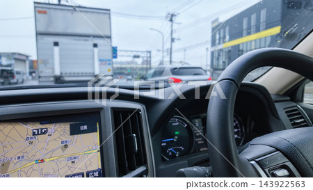 從汽車駕駛座上看到的影像。 從汽車駕駛座上看到的影像。 143922563