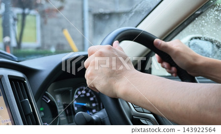 從汽車駕駛座上看到的影像。 從汽車駕駛座上看到的影像。 143922564