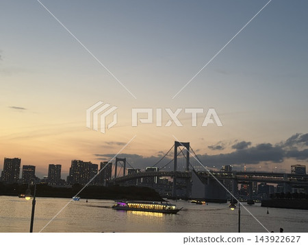 令人心曠神怡的風景,一片寧靜祥和的景象。 令人心曠神怡的風景,一片寧靜祥和的景象。 143922627