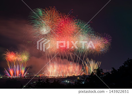 靜岡縣島田市的大井川大煙火節，以絢麗多彩的煙火點亮夜空，以及大井川大橋的夜景為特色。 143922651