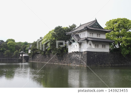 :皇宮外苑的辰巳塔(櫻田辰巳塔)和桔梗護城河的石牆景色(東京千代田區) :皇宮外苑的辰巳塔(櫻田辰巳塔)和桔梗護城河的石牆景色(東京千代田區) 143923455
