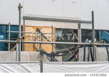 建築工地上的臨時圍籬和電纜 建築工地上的臨時圍籬和電纜 143923888