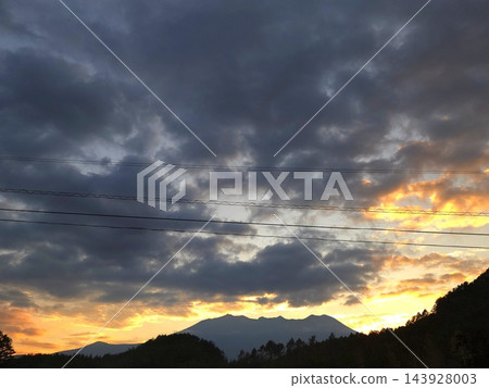 信州禦嶽山與日落的天空 信州禦嶽山與日落的天空 143928003