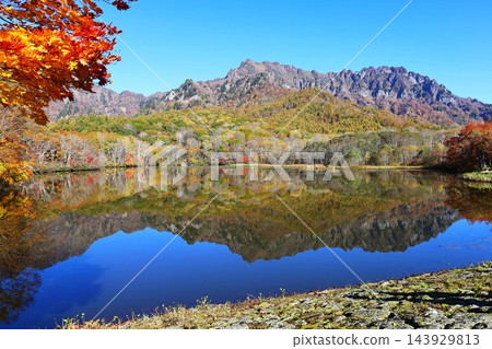 鏡池秋景與楓葉(長野縣戶隱町) 鏡池秋景與楓葉(長野縣戶隱町) 143929813