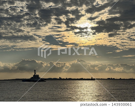 一艘拖船在美麗的日出中啟航。 一艘拖船在美麗的日出中啟航。 143930061