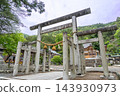 春天，滋賀縣長濱市伊賀神社入口處，一座造型獨特的石製鳥居和神社庭院。 143930973