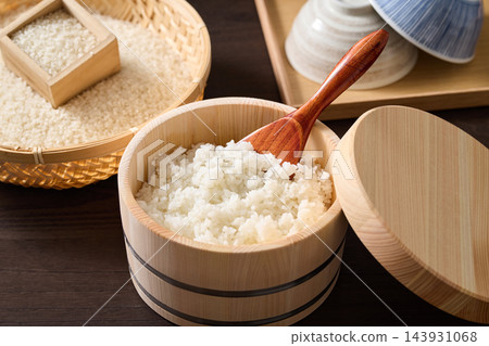 剛煮好的米飯被轉移到木製飯盒中。 143931068