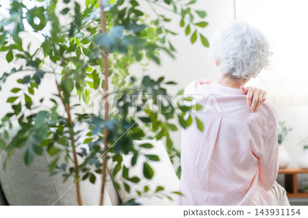 患有肩膀僵硬的高級婦女 143931154