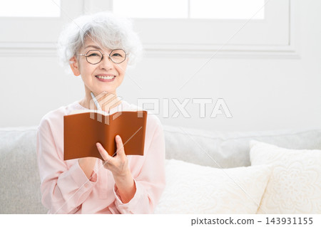 看日程表的資深婦女 看日程表的資深婦女 143931155