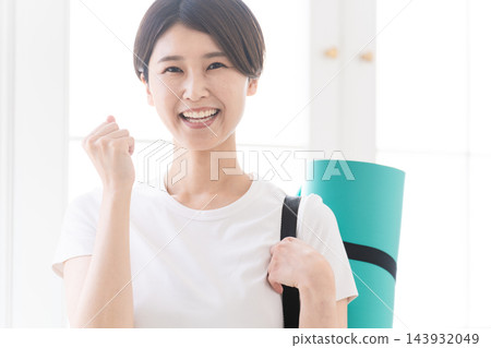 年輕女子做瑜伽,健康形象 年輕女子做瑜伽,健康形象 143932049