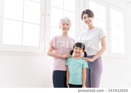 三位身穿運動服的女子運動形象 三位身穿運動服的女子運動形象 143932050