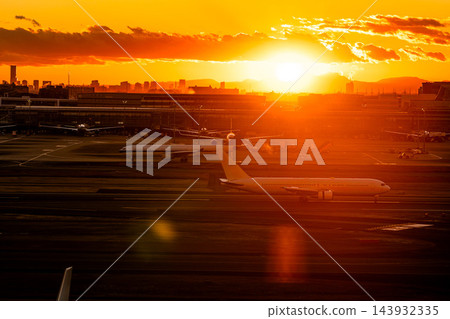 夕陽西下，飛機在羽田機場起降。 143932335