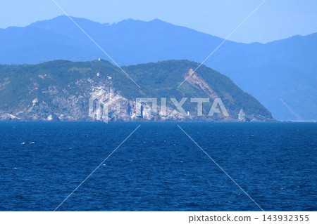 從近海眺望沼島的上立神岩(兵庫縣南川市) 從近海眺望沼島的上立神岩(兵庫縣南川市) 143932355