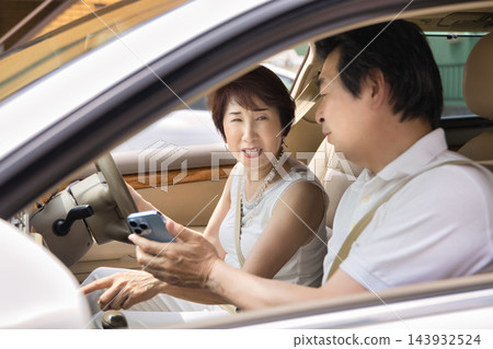 一對老年夫婦開車外出 一對老年夫婦開車外出 143932524