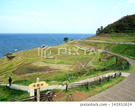 位於能登半島的白根市,面向大海,層層疊疊的梯田。 位於能登半島的白根市,面向大海,層層疊疊的梯田。 143932614