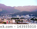 從別府城市景觀中可以看到向日葵號渡輪升騰起的蒸氣。 143935010