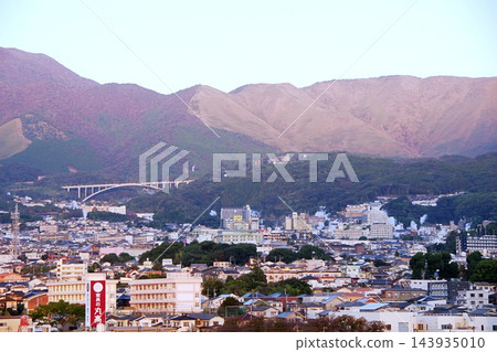 從別府城市景觀中可以看到向日葵號渡輪升騰起的蒸氣。 143935010