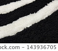 一條黑白條紋的蓬鬆毯子。 143936705