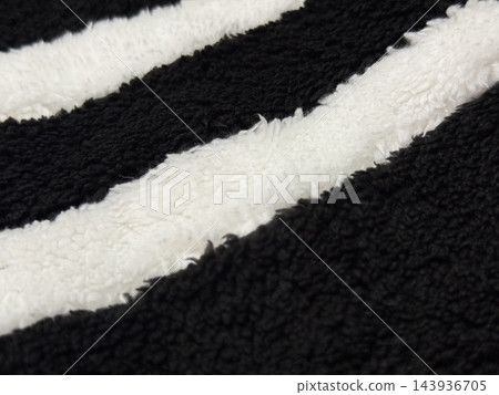 一條黑白條紋的蓬鬆毯子。 143936705