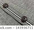 灰色針織衫和裝飾紐帶 143936711