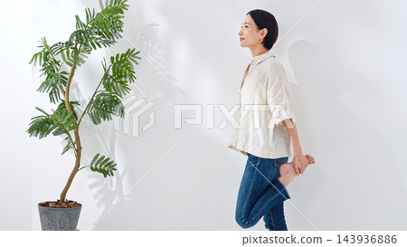 一位中年婦女伸展雙腿。健康、醫療保健、健康生活、身體照護、休閒、生活方式 143936886