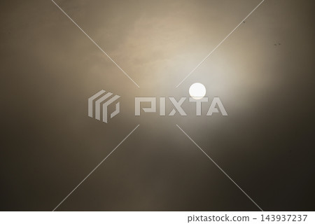 太陽偷看雲層 143937237