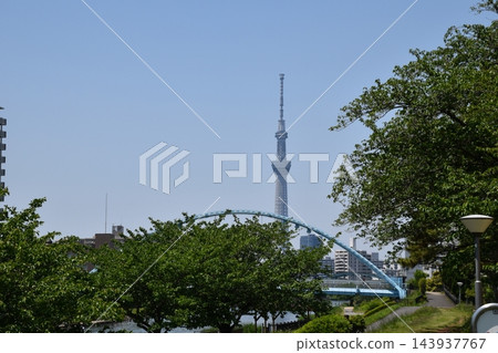 陽光明媚的東京景色:芙蓉橋拱門和東京晴空塔的景色。 陽光明媚的東京景色:芙蓉橋拱門和東京晴空塔的景色。 143937767