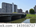 在初夏清爽的陽光下，可以欣賞到古老的仲川河和仲川新橋的全景。 143938717