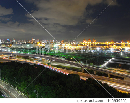 [Tokyo] Industrial night and evening views of Oi Wharf, lined with gantry cranes and containers. 143939331